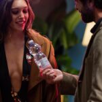 Amanda Campana Instagram - Alcuni scatti facilmente memabili dal set di #pescipiccoli , la prima serie dei @_the_jackal in associazione con @_madentertainment_ disponibile su @primevideoit . Ho avuto l’onore di girare con loro una puntata e posso quindi dire con assoluta certezza che @gianlucafru è pazzo come sembra ma è assolutamente innocuo. Anche il regista @_ebbasta è un tipo simpatico anche se mi ha chiesto con insistenza il disegno di un pene, penso sia un collezionista. Ah, e mai accettare bottigliette da @anzaldogiovanni 🐟🐟🐟🩵🩵🩵