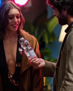 Amanda Campana Instagram - Alcuni scatti facilmente memabili dal set di #pescipiccoli , la prima serie dei @_the_jackal in associazione con @_madentertainment_ disponibile su @primevideoit .
Ho avuto l’onore di girare con loro una puntata e posso quindi dire con assoluta certezza che @gianlucafru è pazzo come sembra ma è assolutamente innocuo.
Anche il regista @_ebbasta è un tipo simpatico anche se mi ha chiesto con insistenza il disegno di un pene, penso sia un collezionista.
Ah, e mai accettare bottigliette da @anzaldogiovanni 
🐟🐟🐟🩵🩵🩵