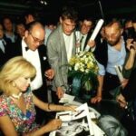 Amanda Lear Instagram – Signing for my fans..#autograph #fanclub #