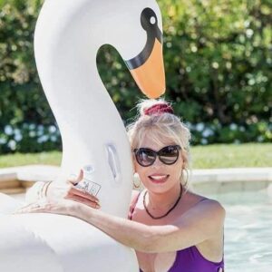 Amanda Lear Instagram - Making friends in Saint Tropez..🦢 #sainttropez #swimmingpool #toohot #