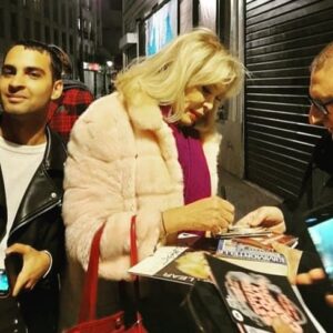 Amanda Lear Instagram - So HAPPY to meet my fans after the show,outside the theatre.!.#lovemyfans #theateractor #fans #autographs #forever #