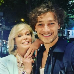 Amanda Lear Instagram - Hugo,danseur étoile et ami souriant #operadeparis #hugomarchand #carmen #ballet #friendship #