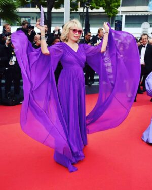 Amanda Lear Instagram - Flying on the red carpet in Cannes..🎬 #@pinkoofficial #