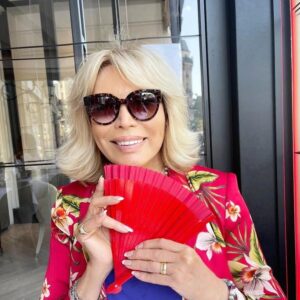 Amanda Lear Instagram - Coffee ice cream chez Armani,the best in town..🍦🍨