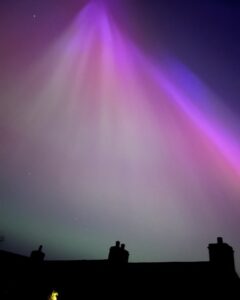 Amanda Owen Instagram - Heavens above ! 🌌 So beautiful. #northernlights #darkskies #yorkshire #aurora #solarstorm #borealis