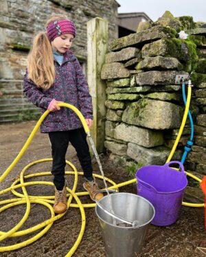 Amanda Owen Instagram - Been raining 🌧️ cats 🐈 & dogs 🐶.
A whole week of rain, wind & plenty of mud. 💩 
#yorkshire #weather #farm #raining