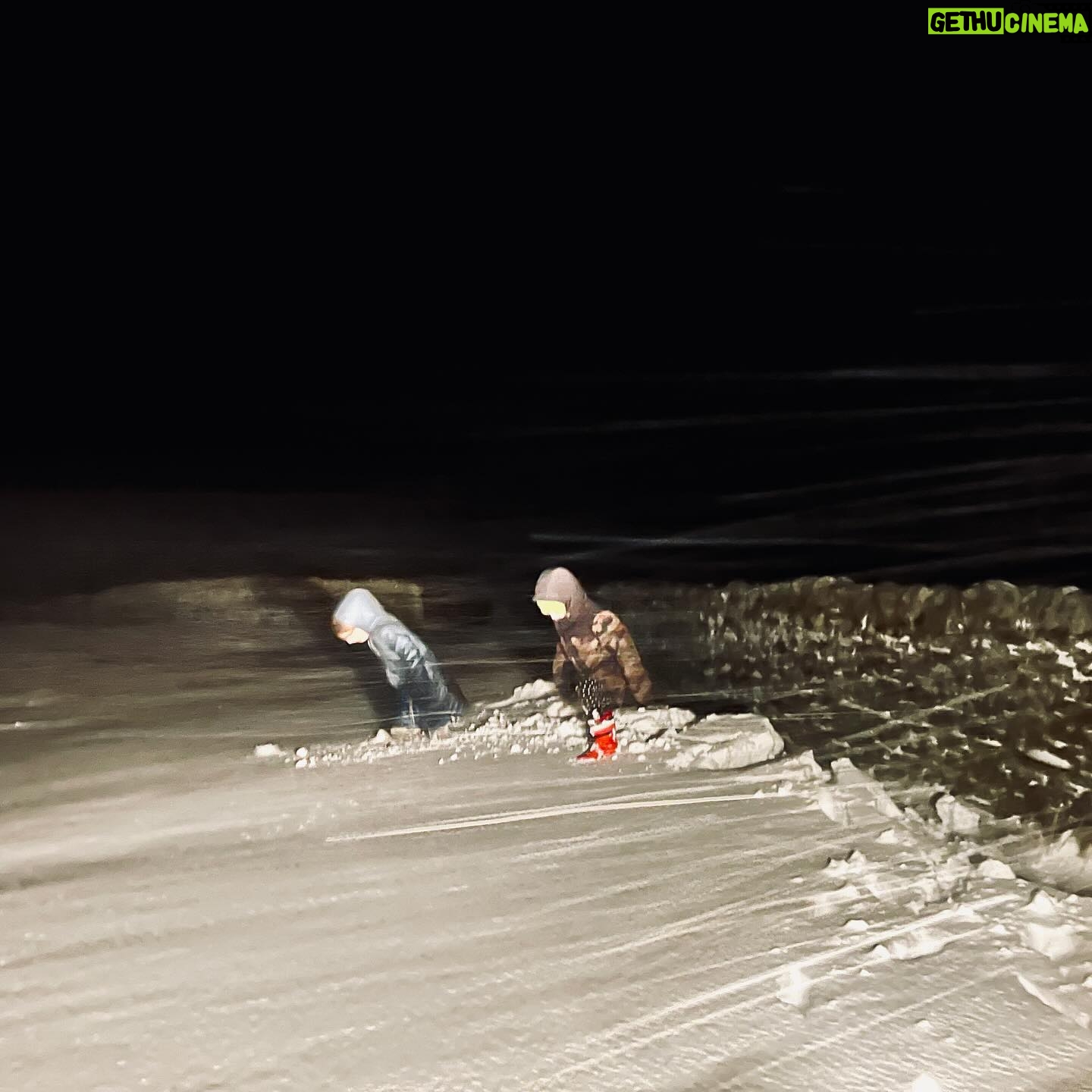 Amanda Owen - 19.1K Likes - Fair weather βοΈ or foul βοΈ , day π or night π thereβs tasks to do. π΄ π΄
#yorkshire #weather #snow #lantern #day #night #farm #blizzard #horses #animals