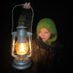 Amanda Owen Instagram - Fair weather ☀️ or foul ❄️ , day 🌞 or night 🌙 there’s tasks to do. 🐴 🐴 
#yorkshire #weather #snow #lantern #day #night #farm #blizzard #horses #animals