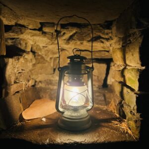 Amanda Owen Instagram - Fair weather ☀️ or foul ❄️ , day 🌞 or night 🌙 there’s tasks to do. 🐴 🐴 
#yorkshire #weather #snow #lantern #day #night #farm #blizzard #horses #animals