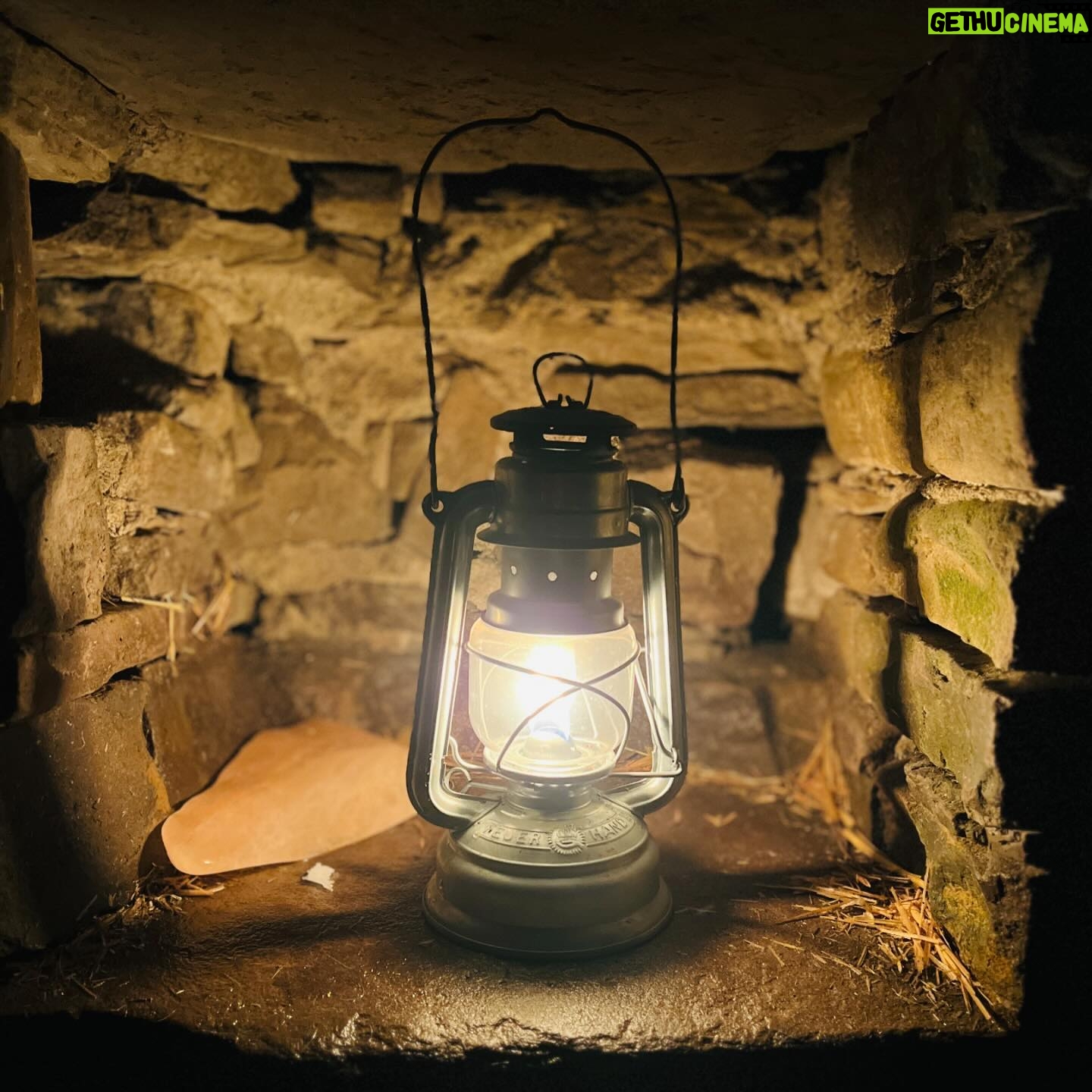 Amanda Owen - 19.1K Likes - Fair weather βοΈ or foul βοΈ , day π or night π thereβs tasks to do. π΄ π΄
#yorkshire #weather #snow #lantern #day #night #farm #blizzard #horses #animals