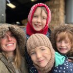 Amanda Owen Instagram - There’s plenty to do whatever the weather ☀️ 🌧️ & there’s never a shortage of willing helpers.👫👭👫👭 All equipped with enthusiasm & smiles. 😊 #yorkshire #shepherdess #outdoors #farm #children #sheep #saletime #autumn