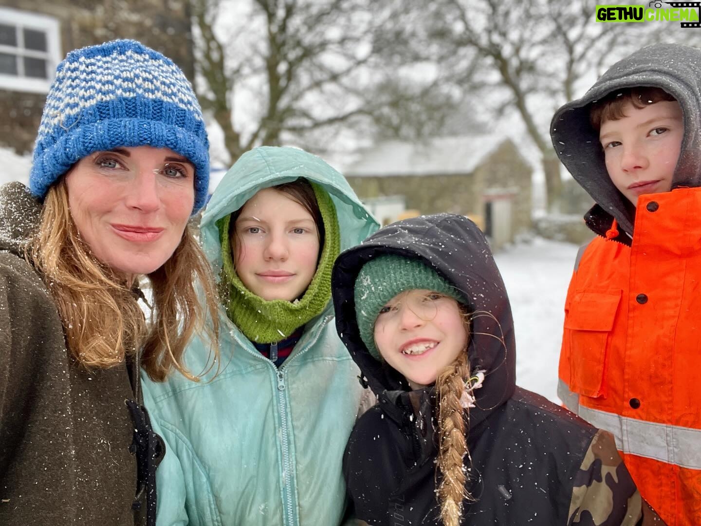 Amanda Owen Instagram - Winter woollies. 🐑🐑🐑🧣👬👭❄️ 🐶 #snow #winter #icy #woolly #yorkshire #sheep #farm