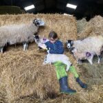 Amanda Owen Instagram – 👭👫Many hands.👭👫
#yorkshire #shepherdess #lambingtime