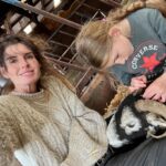 Amanda Owen Instagram - There’s plenty to do whatever the weather ☀️ 🌧️ & there’s never a shortage of willing helpers.👫👭👫👭 All equipped with enthusiasm & smiles. 😊 #yorkshire #shepherdess #outdoors #farm #children #sheep #saletime #autumn