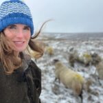 Amanda Owen Instagram - Winter woollies. 🐑🐑🐑🧣👬👭❄️ 🐶 #snow #winter #icy #woolly #yorkshire #sheep #farm