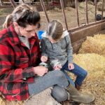 Amanda Owen Instagram - There’s plenty to do whatever the weather ☀️ 🌧️ & there’s never a shortage of willing helpers.👫👭👫👭 All equipped with enthusiasm & smiles. 😊 #yorkshire #shepherdess #outdoors #farm #children #sheep #saletime #autumn