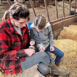 Amanda Owen Instagram - There’s plenty to do whatever the weather ☀️ 🌧️ & there’s never a shortage of willing helpers.👫👭👫👭
All equipped with enthusiasm & smiles. 😊 
#yorkshire #shepherdess #outdoors #farm #children #sheep #saletime #autumn