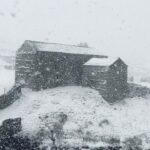 Amanda Owen Instagram - Through the arched window 🪟 we have….the possibility of no school bus ( they hope.) 🚌 ❄️ ❄️ ❄️ #yorkshire #snowing #wintery