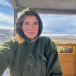Amanda Owen Instagram - Ah, the sheep are all fine and dandy today and far happier with a sprinkling of snow than yesterdays deluge. One or two are possibly rather cleaner after their unscheduled soaking. 🌊❄️❄️🐑🐑 Thank you for lending us the tracked dumper 🚜 @reubenowen74 ❤️ #yorkshire #shepherdess #snow #sheep #hay #fodder
