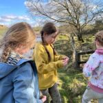 Amanda Owen Instagram - Budding naturalists, botanists, ecologists, ornithologists, hydrologists, geologists. And farmers. 👩‍🌾 🌱🌳☘️🪹🪺🦔🌾🌸🌼🦅🐦🐝🕷️🐞 #yorkshire #countryside #outdoors #nature #farm #learning