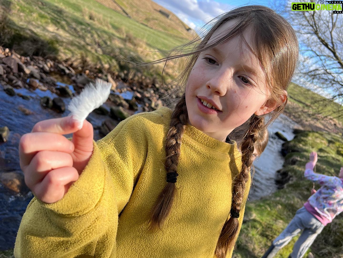 Amanda Owen Instagram - Budding naturalists, botanists, ecologists, ornithologists, hydrologists, geologists. And farmers. π©βπΎ π±π³βοΈπͺΉπͺΊπ¦πΎπΈπΌπ¦
π¦ππ·οΈπ #yorkshire #countryside #outdoors #nature #farm #learning