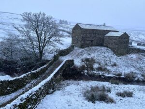 Amanda Owen Instagram - All the seasons in a day. ❄️ ☀️ ❄️☀️
#yorkshire #weather #winter #spring #shepherdess #farm