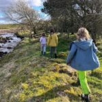 Amanda Owen Instagram - Budding naturalists, botanists, ecologists, ornithologists, hydrologists, geologists. And farmers. 👩‍🌾 🌱🌳☘️🪹🪺🦔🌾🌸🌼🦅🐦🐝🕷️🐞 #yorkshire #countryside #outdoors #nature #farm #learning