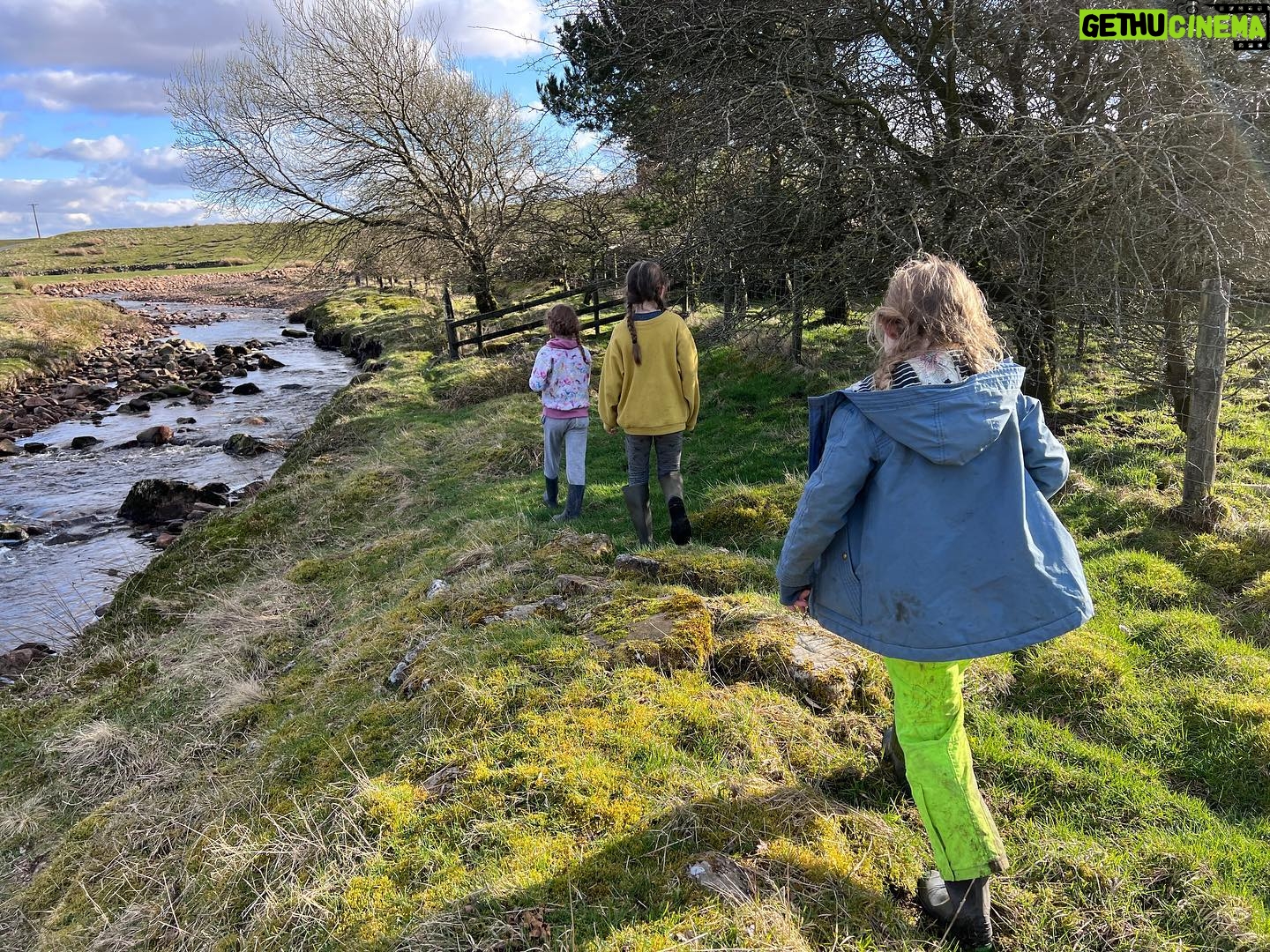 Amanda Owen Instagram - Budding naturalists, botanists, ecologists, ornithologists, hydrologists, geologists. And farmers. π©βπΎ π±π³βοΈπͺΉπͺΊπ¦πΎπΈπΌπ¦
π¦ππ·οΈπ #yorkshire #countryside #outdoors #nature #farm #learning