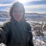 Amanda Owen Instagram - Ah, the sheep are all fine and dandy today and far happier with a sprinkling of snow than yesterdays deluge. One or two are possibly rather cleaner after their unscheduled soaking. 🌊❄️❄️🐑🐑 Thank you for lending us the tracked dumper 🚜 @reubenowen74 ❤️ #yorkshire #shepherdess #snow #sheep #hay #fodder