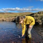 Amanda Owen Instagram - Budding naturalists, botanists, ecologists, ornithologists, hydrologists, geologists. And farmers. 👩‍🌾 🌱🌳☘️🪹🪺🦔🌾🌸🌼🦅🐦🐝🕷️🐞 #yorkshire #countryside #outdoors #nature #farm #learning