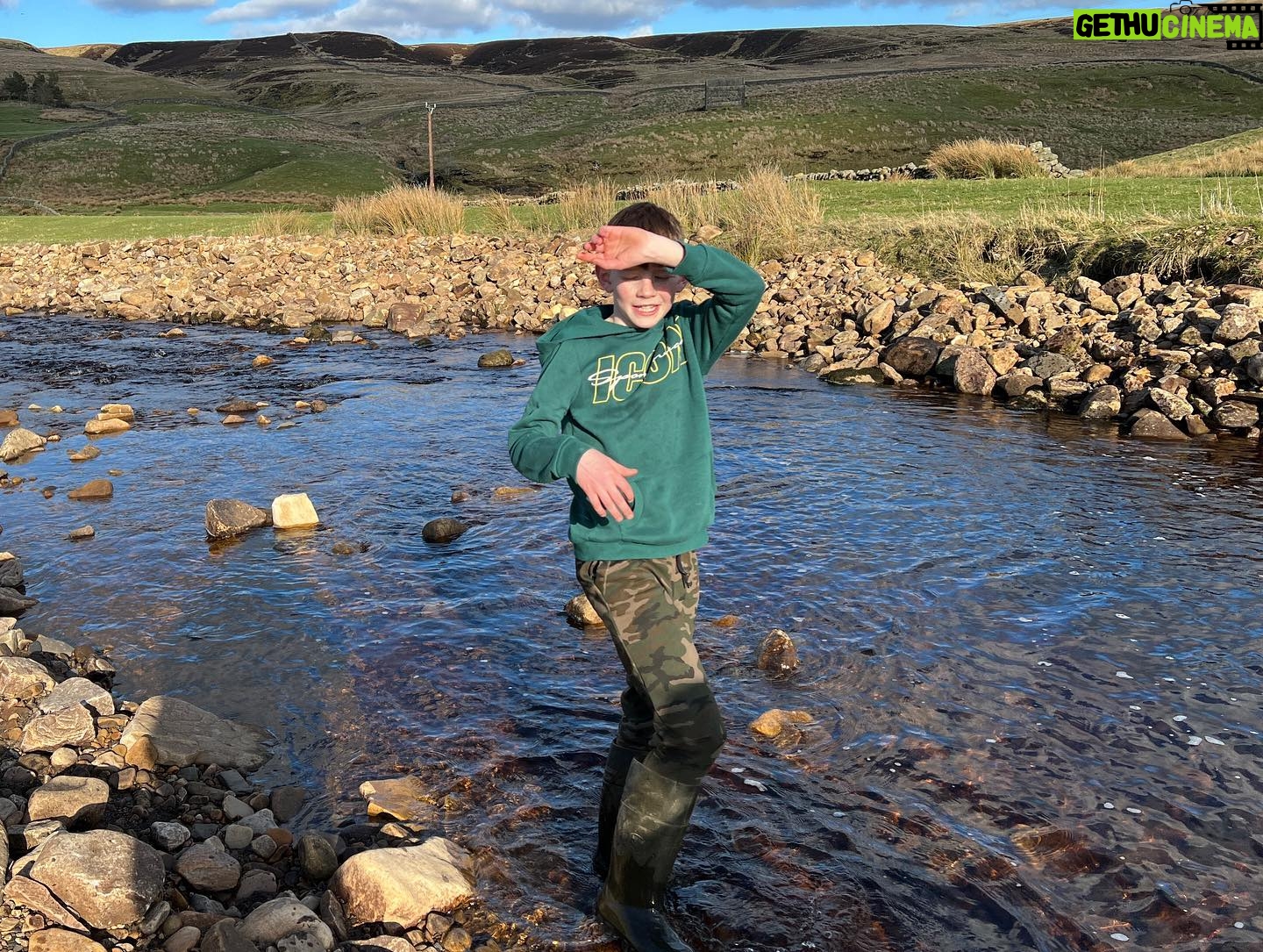 Amanda Owen Instagram - Budding naturalists, botanists, ecologists, ornithologists, hydrologists, geologists. And farmers. π©βπΎ π±π³βοΈπͺΉπͺΊπ¦πΎπΈπΌπ¦
π¦ππ·οΈπ #yorkshire #countryside #outdoors #nature #farm #learning