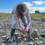Amanda Owen Instagram - Budding naturalists, botanists, ecologists, ornithologists, hydrologists, geologists. And farmers. 👩‍🌾 🌱🌳☘️🪹🪺🦔🌾🌸🌼🦅🐦🐝🕷️🐞 #yorkshire #countryside #outdoors #nature #farm #learning