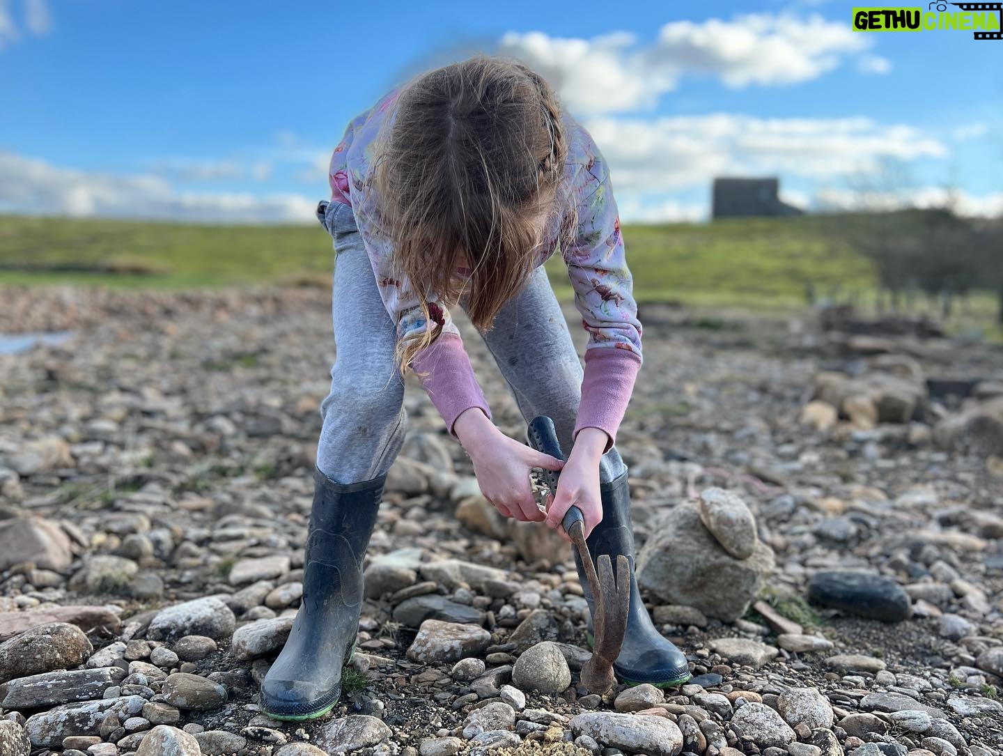 Amanda Owen Instagram - Budding naturalists, botanists, ecologists, ornithologists, hydrologists, geologists. And farmers. π©βπΎ π±π³βοΈπͺΉπͺΊπ¦πΎπΈπΌπ¦
π¦ππ·οΈπ #yorkshire #countryside #outdoors #nature #farm #learning