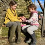 Amanda Owen Instagram - Crumbs !🍞 It is lovely that the clocks ⏰ have changed and now lighter later. ☀️ It’s great to be outside after school. #yorkshire #shepherdess #outside #chickens