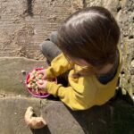 Amanda Owen Instagram - Crumbs !🍞 It is lovely that the clocks ⏰ have changed and now lighter later. ☀️ It’s great to be outside after school. #yorkshire #shepherdess #outside #chickens