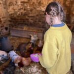 Amanda Owen Instagram - Crumbs !🍞 It is lovely that the clocks ⏰ have changed and now lighter later. ☀️ It’s great to be outside after school. #yorkshire #shepherdess #outside #chickens