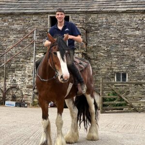 Amanda Owen Instagram - There’s horsepower @reubenowen74 @tommy.mcwhirter 🚜 
And there’s horsepower. 🐴 
Mine doesn’t have a fuel vaporisation issue. 😊 
#heavyhorse #tractor
