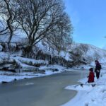 Amanda Owen Instagram - Wintery scenes in Yorkshire. 🥶 A soothing stillness and very quiet. 🤫 #yorkshire #swaledale #snow #ice #outdoors #frozen