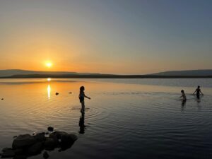 Amanda Owen Instagram - The place to be. 🏊‍♀️ 🏊‍♂️ 🏊 
#yorkshire #homesweethome