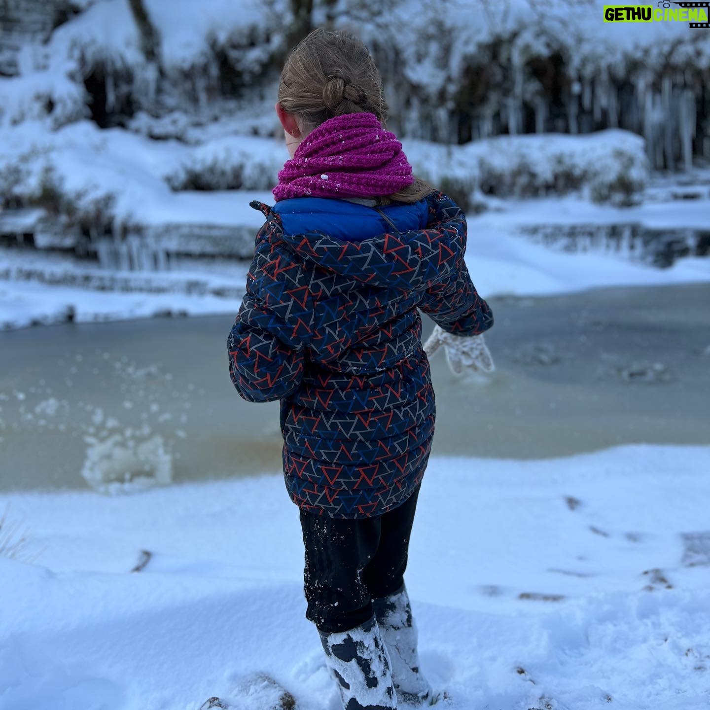 Amanda Owen Instagram - Wintery scenes in Yorkshire. 🥶 A soothing stillness and very quiet. 🤫 #yorkshire #swaledale #snow #ice #outdoors #frozen