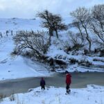 Amanda Owen Instagram - Wintery scenes in Yorkshire. 🥶 A soothing stillness and very quiet. 🤫 #yorkshire #swaledale #snow #ice #outdoors #frozen