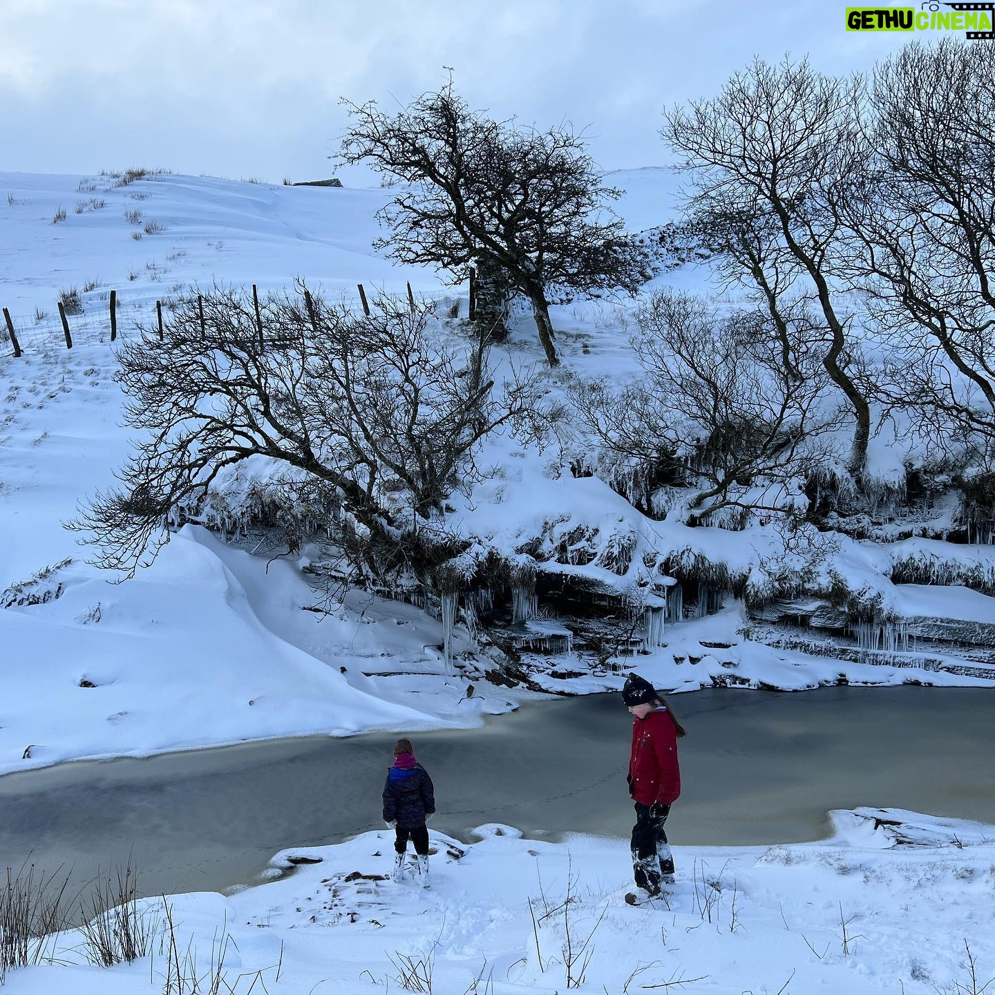 Amanda Owen Instagram - Wintery scenes in Yorkshire. 🥶 A soothing stillness and very quiet. 🤫 #yorkshire #swaledale #snow #ice #outdoors #frozen