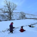 Amanda Owen Instagram - Wintery scenes in Yorkshire. 🥶 A soothing stillness and very quiet. 🤫 #yorkshire #swaledale #snow #ice #outdoors #frozen