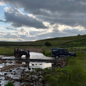 Amanda Owen Instagram - There’s horsepower @reubenowen74 @tommy.mcwhirter 🚜 
And there’s horsepower. 🐴 
Mine doesn’t have a fuel vaporisation issue. 😊 
#heavyhorse #tractor