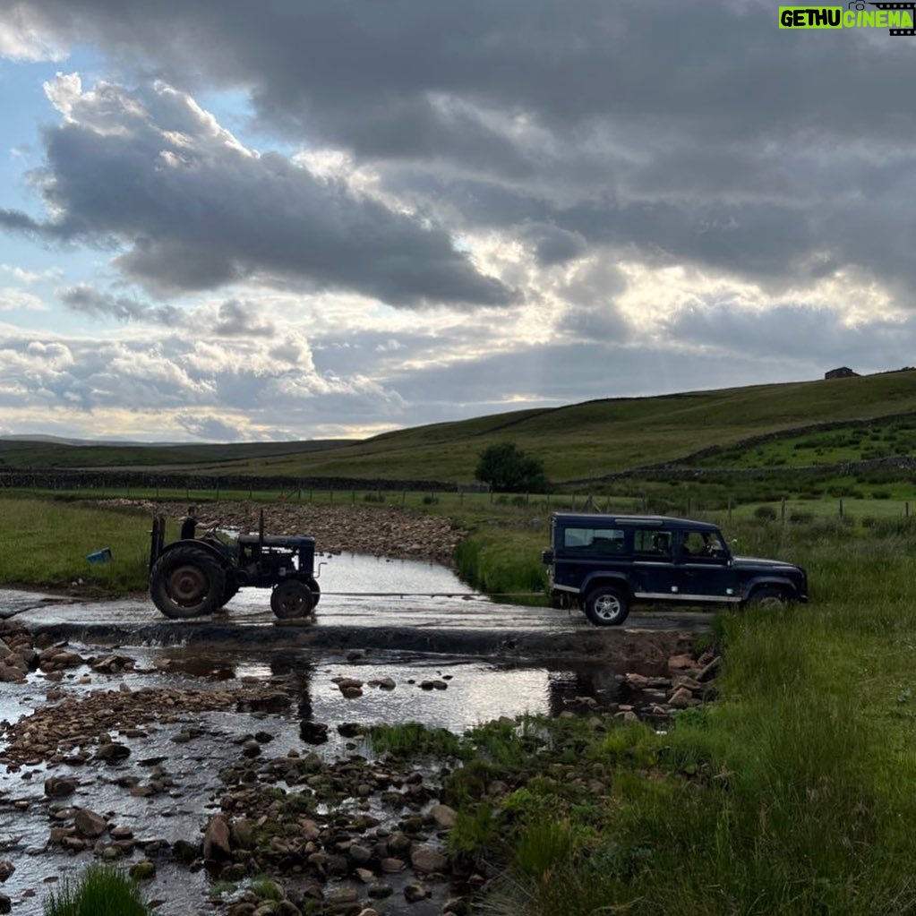 Amanda Owen - 27K Likes - Thereβs horsepower @reubenowen74 @tommy.mcwhirter π
And thereβs horsepower. π΄
Mine doesnβt have a fuel vaporisation issue. π
#heavyhorse #tractor