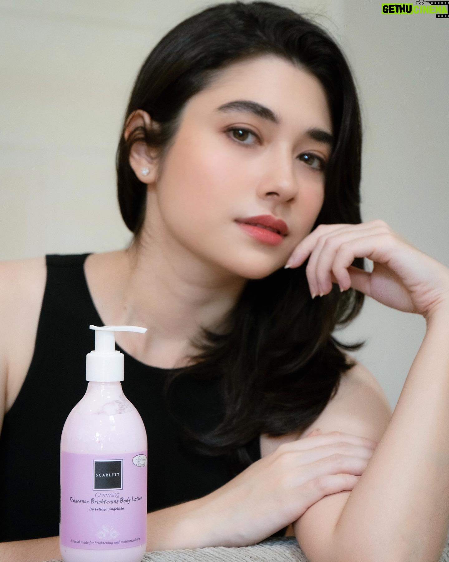 Amanda Rigby Instagram - Say no to dry skin and feel fresh throughout the day! @scarlett_whitening 🥰✨