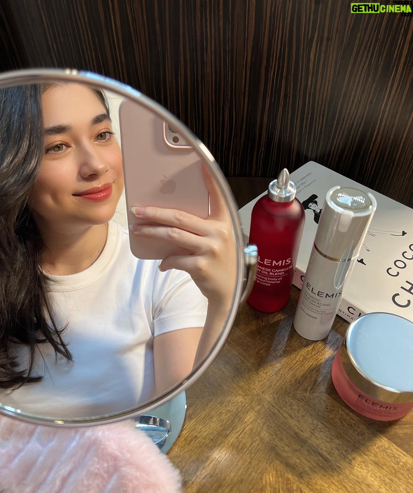 Amanda Rigby Instagram - Hi ladies! Aku lagi kepengen ajak-ajak 2 orang to spend a day of pampering with me and Elemis di Four Seasons Hotel Jakarta pada tanggal 21 Juni 2023. Kalian tertarik ga? š„° Caranya gampang banget loh: 1. Comment di foto ini. Aku pengen tau skincare routine kalian dan why you think I should choose you? Jangan lupa tag 3 teman kalian untuk ikutan ya. 2. Follow aku dan @elemis_id 3. Repost foto feed ini di story kamu. Mention kita dan 3 teman kamu untuk ikutan. 4. Make sure profile Instagram kamu tidak di private. 5. Make sure kamu available untuk bisa hadir tanggal 21 Juni 2023 di Four Seasons Hotel Jakarta dari jam 10am - 4pm. Kita tunggu sampai tanggal 13 Juni. 2 orang pemenang akan kita umumkan pada tanggal 14 Juni 2023. Untuk 2 orang yang beruntung nantinya, we can't wait to meet you. Goodluck ladies! š¤