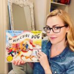Amanda Schull Instagram - Thank you #ReadAcrossAmerica for letting me read about three of my favorite things: Dogs, Books and Detectiving! 🐕📚🕵️‍♀️#juliadonaldson #juliadonaldsonbooks #ReadAcrossAmerica2022 #RAA #drseuss #drseussday