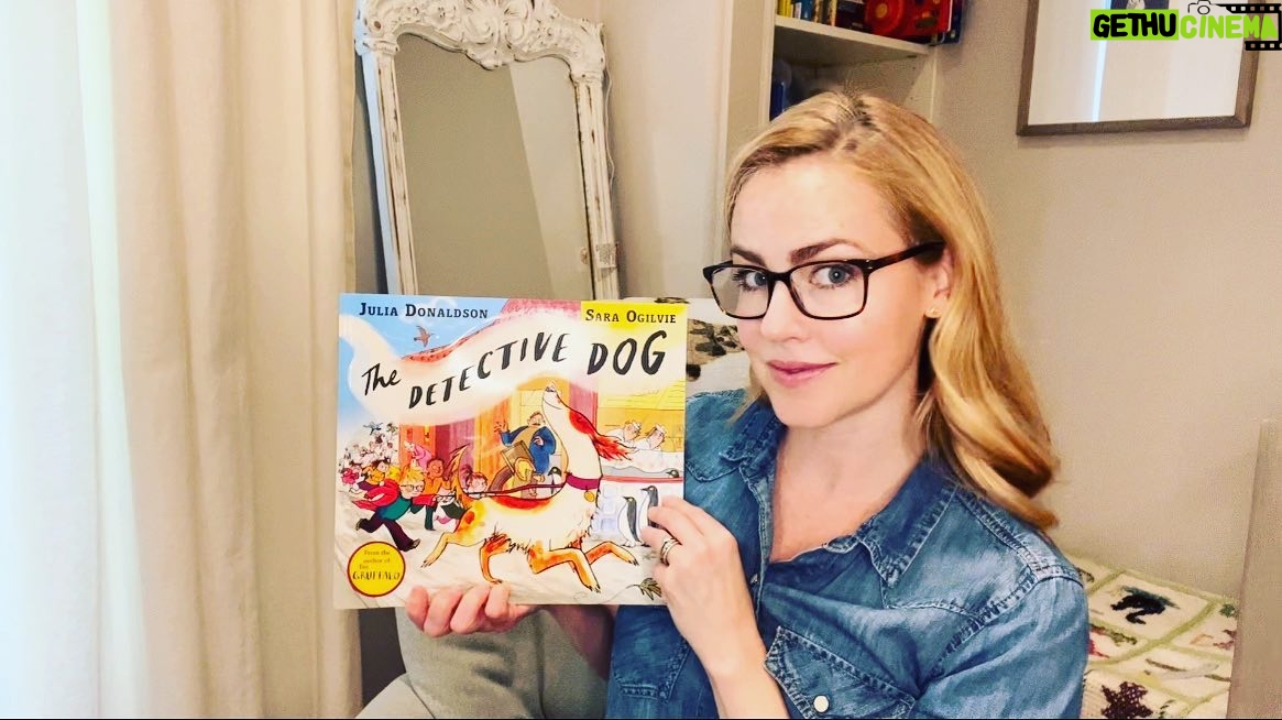 Amanda Schull Instagram - Thank you #ReadAcrossAmerica for letting me read about three of my favorite things: Dogs, Books and Detectiving! 🐕📚🕵️♀️#juliadonaldson #juliadonaldsonbooks #ReadAcrossAmerica2022 #RAA #drseuss #drseussday