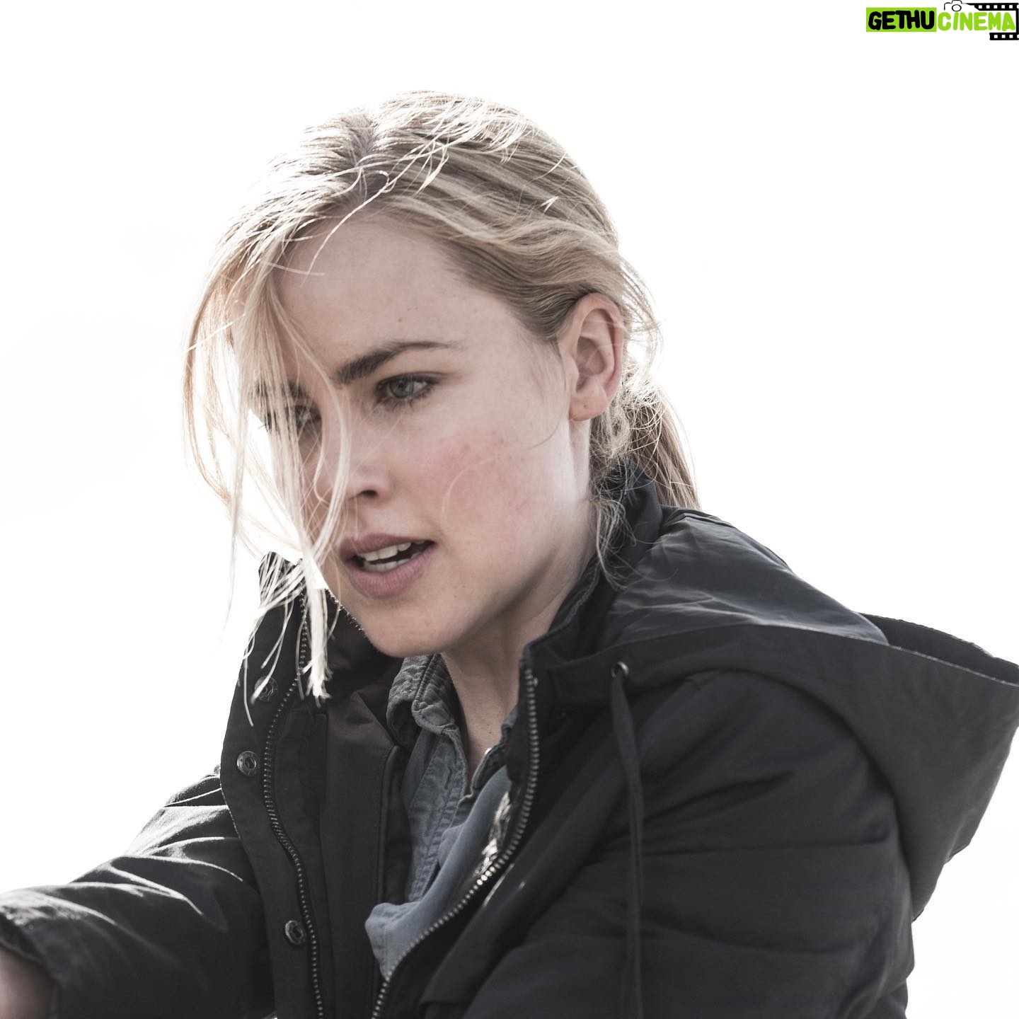 Amanda Schull Instagram - #TBT to another bad (and mysterious) day. #DevilsGate is on @netflix and Agent Francis is doing her best to figure out what the heck is going on. • • • #movies #spooky #creature #dontwatchalone #nightmaresfordays